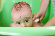 Baby washing on bath 이미지 (172956087) - 게티이미지뱅크 Baby washing on bath