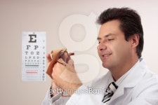 Optometrist cleaning glasses 이미지 (92362633) - 게티이미지뱅크 Optometrist cleaning glasses