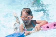 Girl learning to swim 이미지 (97128907) - 게티이미지뱅크 Girl learning to swim