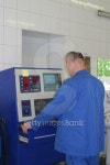 auto mechanic repairs automobile 이미지 (100189430) - 게티이미지뱅크 auto mechanic repairs automobile