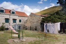 deserted old playground and hung laundry in  dubrovnik 이미지... deserted old playground and hung laundry in  dubrovnik