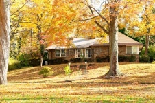 Living on the hill - autumn at upscale family house 이미지 (183257542) - 게티이미지뱅크 Living on the hill - autumn at... 