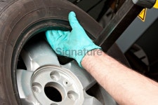 Mechanical repairs a tire. 이미지 (183140087) - 게티이미지뱅크 Mechanical repairs a tire.