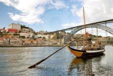 rabelo boats near Bridge (Porto) 이미지 (96690463) - 게티이미지뱅크 rabelo boats near Bridge (Porto)