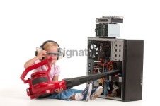 Girl dusting out her PC. 이미지 (183215152) - 게티이미지뱅크 Girl dusting out her PC.