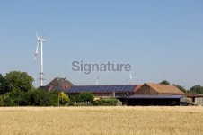 Farmhouse with solar panels wind turbines and a grain field 이미지 (182905064) - 게티이미지뱅크 Farmhouse with solar panels... 