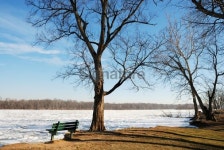 Bench overlooking frozen river on frigid clear day 이미지 (183048754) - 게티이미지뱅크 Bench overlooking frozen river on... 