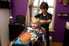 제나 헤어 스토리(제나 hair story) | Toddler Girl Getting Haircut in Hair Salon 이미지 (134415967) - 게티이미지뱅크 Toddler Girl Getting Haircut in Hair Salon