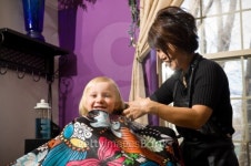 제나 헤어 스토리(제나 hair story) | Toddler Girl Getting Haircut in Hair Salon 이미지 (134415957) - 게티이미지뱅크 Toddler Girl Getting Haircut in Hair Salon