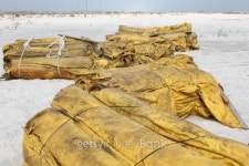 Oil Containment boom on white sand beach 이미지 (146812200) - 게티이미지뱅크 Oil Containment boom on white sand beach