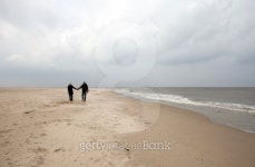 Couple on the beach 이미지 (102764681) - 게티이미지뱅크 Couple on the beach