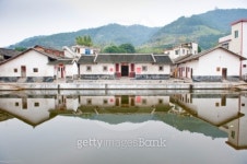 Traditional Chinese building in front of pond 이미지 (101447990) - 게티이미지뱅크 Traditional Chinese building in front of pond