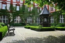 In the courtyard 이미지 (153020021) - 게티이미지뱅크 In the courtyard