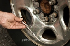 checking tire pressure 이미지 (135754707) - 게티이미지뱅크 checking tire pressure