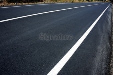 Dark road, white line 이미지 (183411943) - 게티이미지뱅크 Dark road, white line