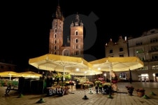 Mariacki Church at night, Krakow, Poland 이미지 (125537106) - 게티이미지뱅크 Mariacki Church at night, Krakow, Poland
