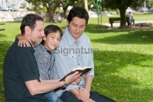 "father, grandfather and soon sutudying" 이미지 (184318029) - 게티이미지뱅크 "father, grandfather and soon sutudying"