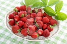 Strawberries in a dish 이미지 (147307927) - 게티이미지뱅크 Strawberries in a dish