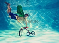 superhero boy underwater 이미지 (171085929) - 게티이미지뱅크 superhero boy underwater