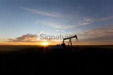 Oil Well Sunrise 이미지 (184374958) - 게티이미지뱅크 Oil Well Sunrise