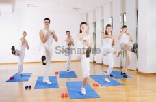 Tae Bo class at the gym. 이미지 (184993880) - 게티이미지뱅크 Tae Bo class at the gym.
