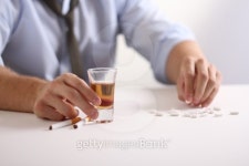 whisky and pills 이미지 (134106133) - 게티이미지뱅크 whisky and pills