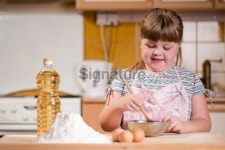 little girl plays the cooks 이미지 (182059333) - 게티이미지뱅크 little girl plays the cooks