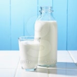 Traditional milk bottle with a glass full 이미지 (149151468) - 게티이미지뱅크 Traditional milk bottle with a glass full
