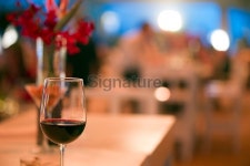 Red Wine and Flowers at a Restaurant. 이미지 (171297755) - 게티이미지뱅크 Red Wine and Flowers at a Restaurant.