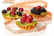 한밭유통,Fresh Tape(프레시테잎) | Fresh and sweet dessert cakes with measuring tape on white 이미지 (150421040) - 게티이미지뱅크 Fresh and sweet dessert cakes...