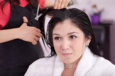 제나 헤어 스토리(제나 hair story) | Cute girl getting haircut at a salon 이미지 (153953929) - 게티이미지뱅크 Cute girl getting haircut at a salon