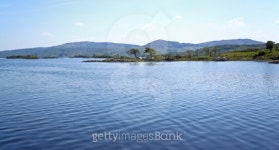 Lake surrounded by hills 이미지 (178637339) - 게티이미지뱅크 Lake surrounded by hills