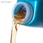 Pouring motor oil. Closeup. 이미지 (153953397) - 게티이미지뱅크 Pouring motor oil. Closeup.