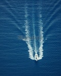 speeding boat aerial view 이미지 (185104937) - 게티이미지뱅크 speeding boat aerial view