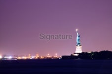 Statue of Liberty in New York Harbor at night 이미지 (175243159) - 게티이미지뱅크 Statue of Liberty in New York Harbor at night