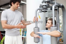 Personal trainer assisting a client in the gym. 이미지... 게티이미지뱅크 Personal trainer assisting a client in the gym.