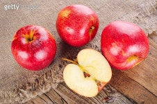 Ripe apple fruits on old wooden table with canvas tablecloth 이미지 (177241991) - 게티이미지뱅크 Ripe apple fruits on old... 