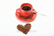 Heart made â€‹â€‹from coffee beans around a cup on white. 이미지 (139603891) - 게티이미지뱅크 Heart made â€‹â... 
