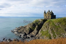 Ruined Castle looking out to sea on the cliffs. 이미지 (174787584) - 게티이미지뱅크 Ruined Castle looking out to sea on the... 