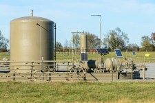 Storage tank and controls being powered by solar panels 이미지 (157976733) - 게티이미지뱅크 Storage tank and controls being... 