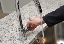 Woman turns on tap water 이미지 (148487881) - 게티이미지뱅크 Woman turns on tap water