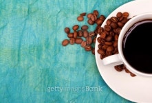 Coffe in cup with coffee beans and around the soucer 이미지 (141093667) - 게티이미지뱅크 Coffe in cup with coffee beans and... 