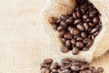 Low angle view of roasted coffee beans in jute bag 이미지... 게티이미지뱅크 Low angle view of roasted coffee beans in jute bag