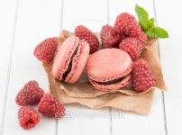 Macaroons with raspberries 이미지 (461879041) - 게티이미지뱅크 Macaroons with raspberries