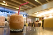 Iced blended frappe coffee in cafe 이미지 (185965798) - 게티이미지뱅크 Iced blended frappe coffee in cafe