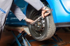 In auto repair shop Car mechanic is changing tire 이미지 (187289692) - 게티이미지뱅크 In auto repair shop Car mechanic is... 