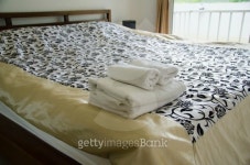 towel on bed 이미지 (185035627) - 게티이미지뱅크 towel on bed