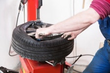 Mechanical repairs a tire in the garage 이미지 (180742851) - 게티이미지뱅크 Mechanical repairs a tire in the garage
