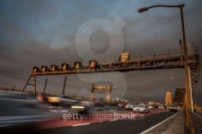 Traffic on Sydney Harbour Bridge, dramatic sky 이미지 (188055506) - 게티이미지뱅크 Traffic on Sydney Harbour Bridge, dramatic sky