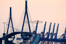 Suspension Bridge With Traffic at Dusk 이미지 (179348852) - 게티이미지뱅크 Suspension Bridge With Traffic at Dusk